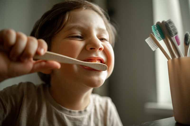 Cómo usar correctamente el cepillo de dientes para bebé.