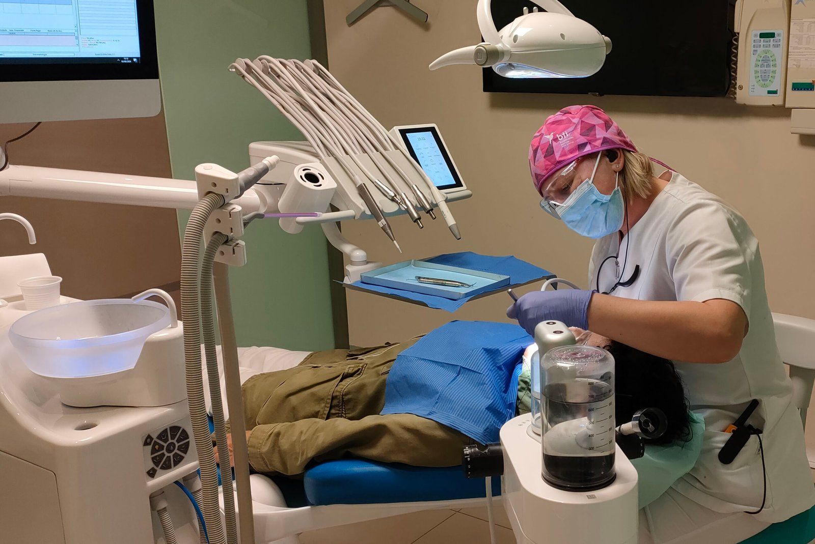 Higienista atendiendo a paciente