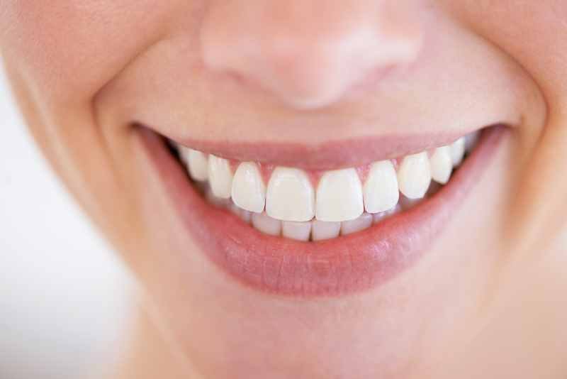 Cómo prevenir las manchas en los dientes