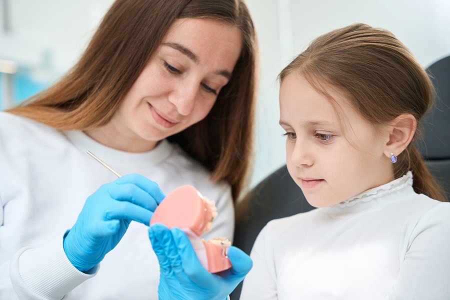 Tratamiento caries: En niños, las caries suelen tratarse mediante empastes o coronas pediátricas