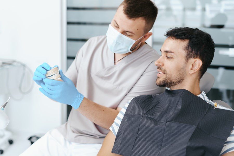 La diferencia entre odontólogo y dentista es una duda muy común.