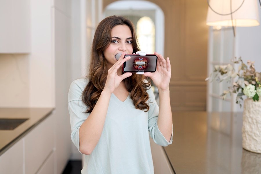 Utilizando herramientas de inteligencia artificial dental, en Clínica Guitián supervisan el proceso de ortodoncia invisible a distancia, sin necesidad de concurrir a consulta asiduamente.