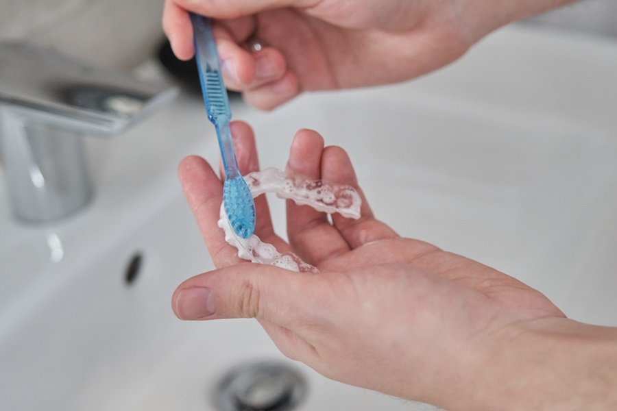 Los alineadores invisibles de la ortodoncia invisible son removibles, lo que permite cepillarte y usar hilo dental sin restricciones.