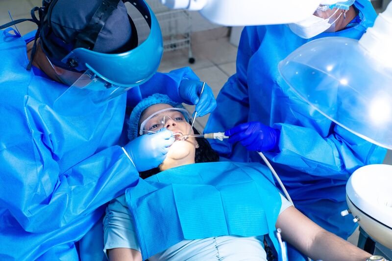 La endodoncia es un procedimiento diseñado para tratar el interior del diente, eliminando infecciones y preservando la estructura dental.