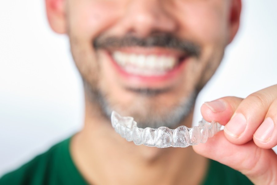 La supervisión a distancia de la ortodoncia invisible con inteligencia artificial dental reduce la necesidad de acudir a consulta con frecuencia.