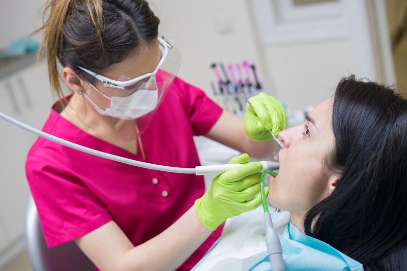 Dentista realiza una endodoncia.