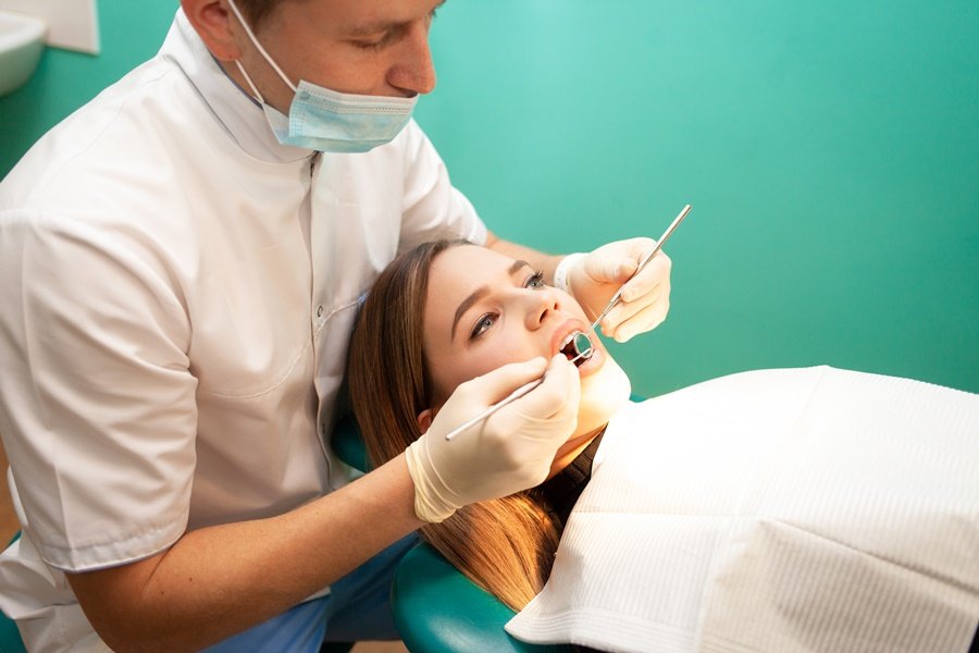 En la mayoría de los casos, una sesión de endodoncia dura entre 60 y 90 minutos, aunque algunos tratamientos más complejos pueden requerir varias sesiones