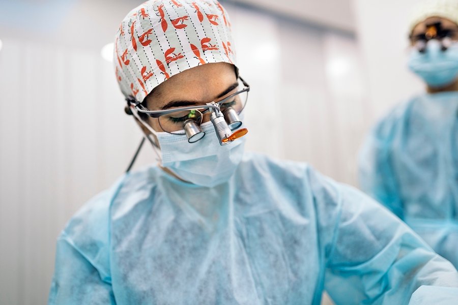 La cirugía ortognática es un procedimiento quirúrgico que corrige irregularidades en los huesos maxilares y mandibulares.