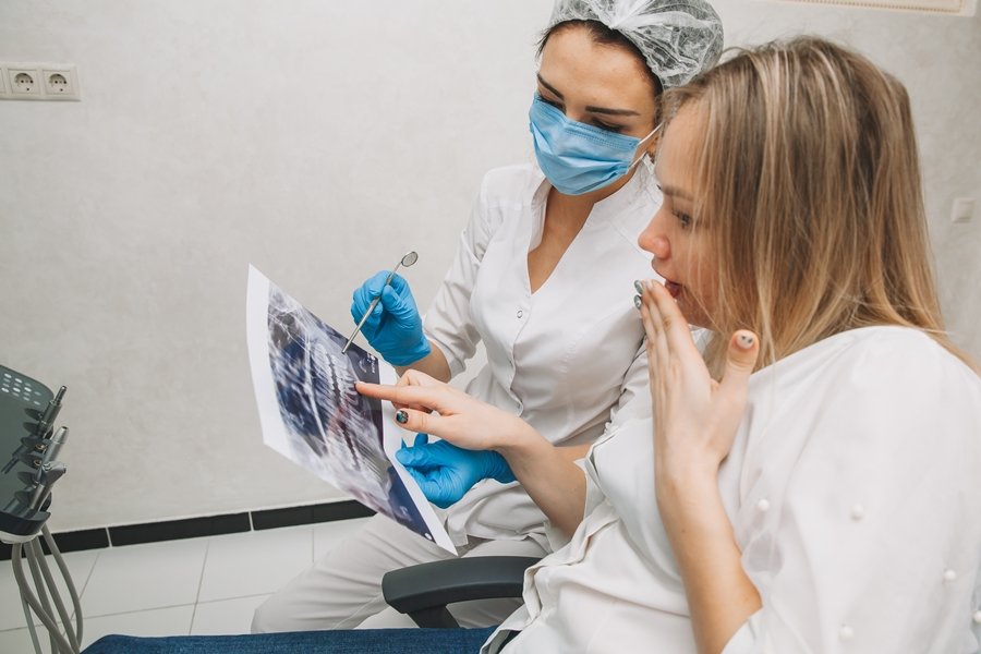 El desgaste dental es una condición que implica la pérdida progresiva de la estructura de los dientes debido a diversos factores.