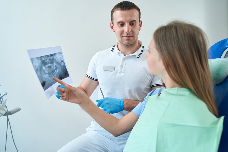 La maloclusión dental es una alteración en la alineación de los dientes o en la relación entre el maxilar superior y la mandíbula.