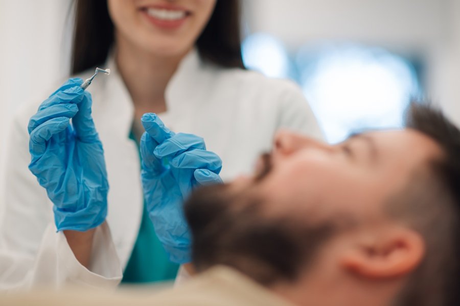 Carillas dentales vs. coronas: cómo elegir entre dos soluciones odontológicas utilizadas para mejorar la estética y funcionalidad de los dientes.