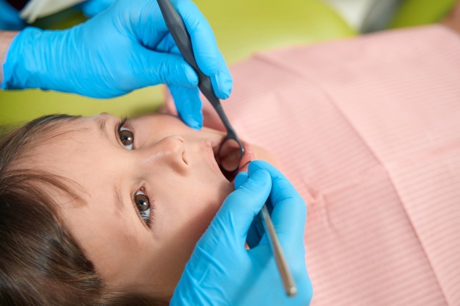 Hasta qué edad se recomienda el uso del chupete: se recomienda realizar la primera visita del bebé al dentista antes del primer año de vida.