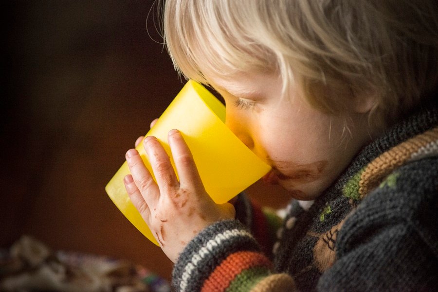 Hasta qué edad dar el biberón: la transición del biberón al vaso debe hacerse de forma gradual para que el niño se adapte sin estrés ni frustración.