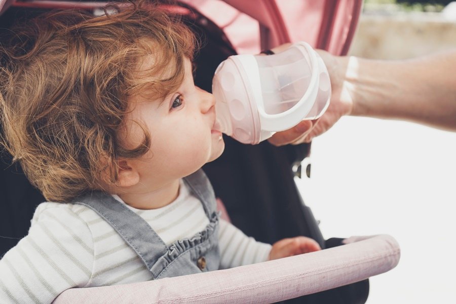 Hasta qué edad dar el biberón: los especialistas sugieren que debe empezar a retirarse entre los 12 y 18 meses de edad, y su uso debería cesar por completo alrededor de los 2 años.