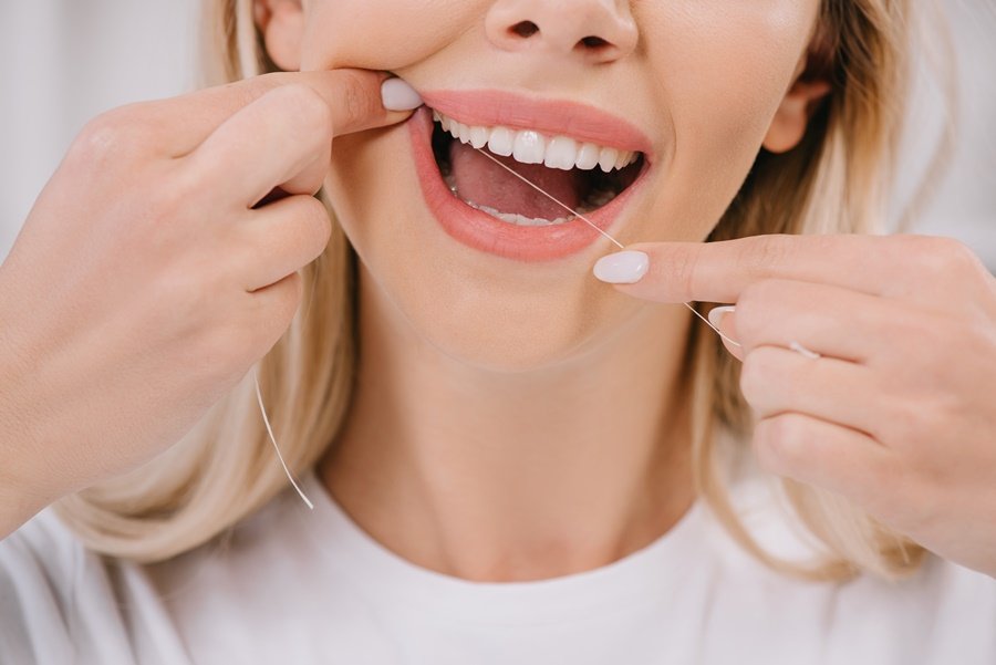 El cepillado frecuente y el uso diario de hilo dental son fundamentales para evitar la acumulación de placa bacteriana en dientes y encías, principal causa de las enfermedades periodontales.