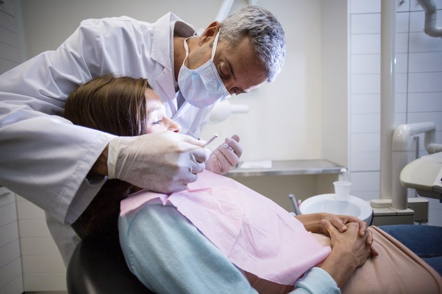 Las enfermedades periodontales afectan los tejidos que sostienen los dientes y, si no se tratan a tiempo, pueden provocar la pérdida dental.