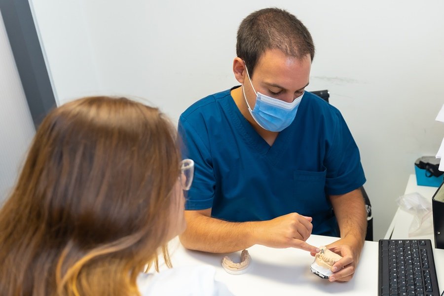 El tratamiento de la sensibilidad dental al frío y al calor depende de la causa subyacente y del nivel de afectación del esmalte o las encías.