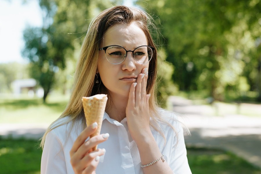 La sensibilidad dental al frío y al calor es un problema frecuente que afecta a muchas personas, causando molestias al consumir ciertos alimentos o bebidas.