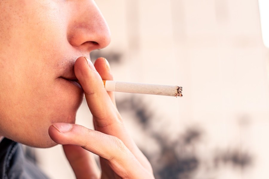 Tabaco y salud dental: el humo del tabaco y las sustancias tóxicas que contiene el cigarrillo afectan los tejidos de la boca y alteran su equilibrio natural.