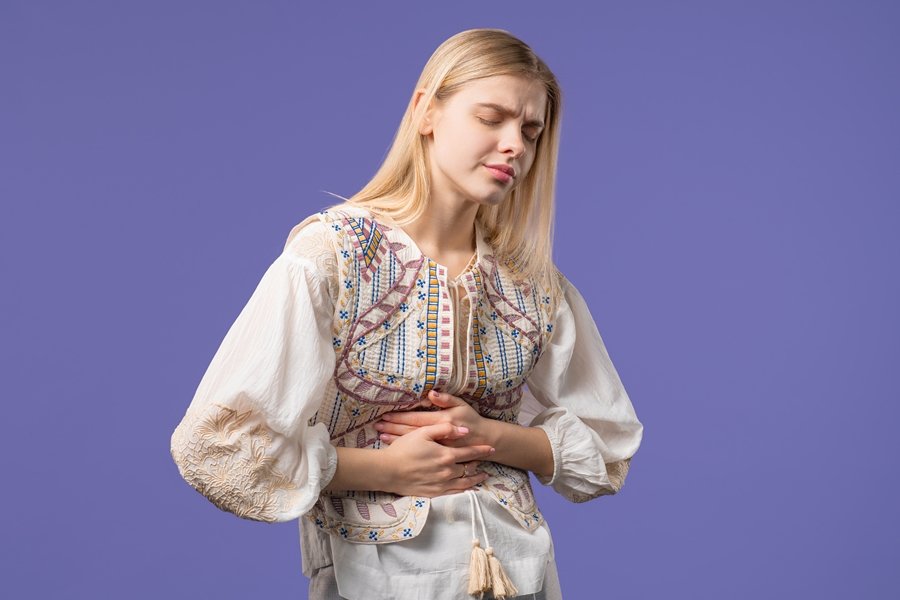 Acidez estomacal frecuente como posible causa de daño en el esmalte dental