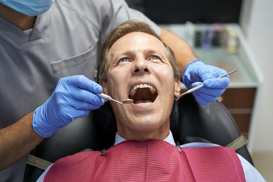 Evaluación odontológica para detectar erosión del esmalte dental por acidez estomacal