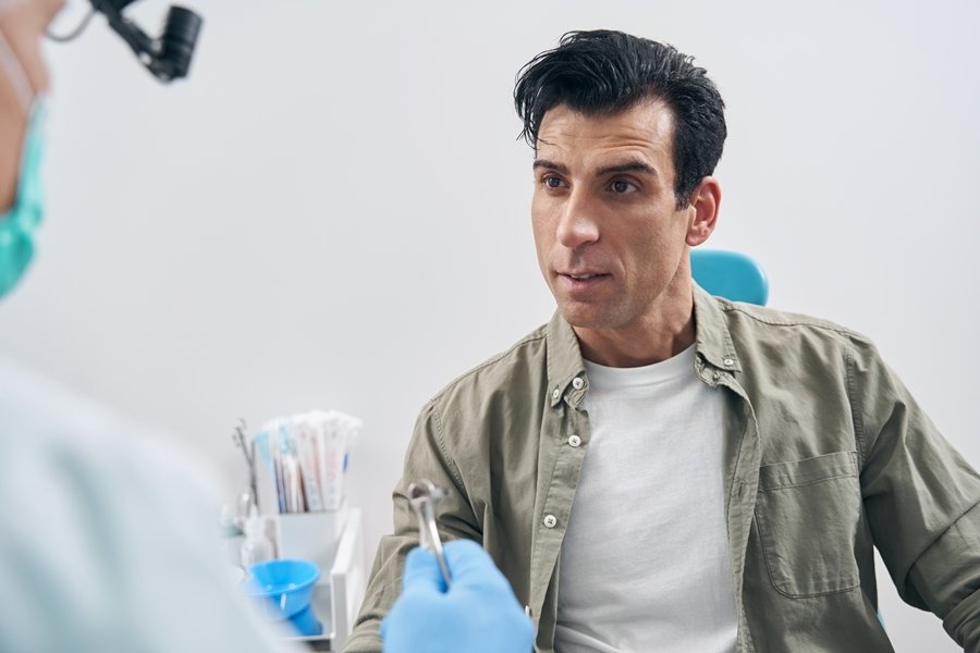 Consulta odontológica para evaluar causas y tratamiento de encías inflamadas en adultos