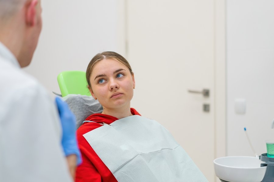 Consulta odontológica para valorar la necesidad de extracción de muela del juicio en pacientes jóvenes