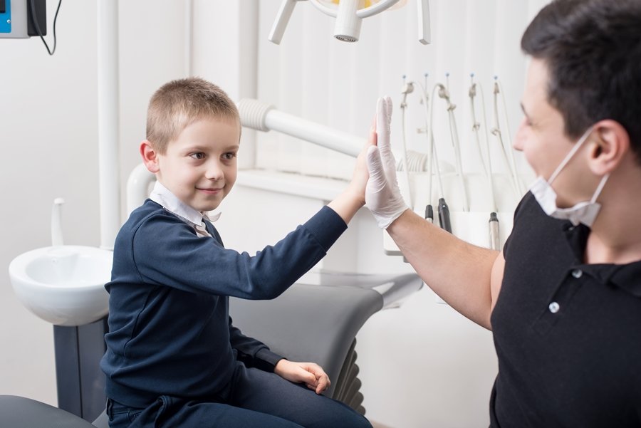 Visita odontológica infantil asociada a un plan de ortodoncia interceptiva para corregir problemas de alineación dental