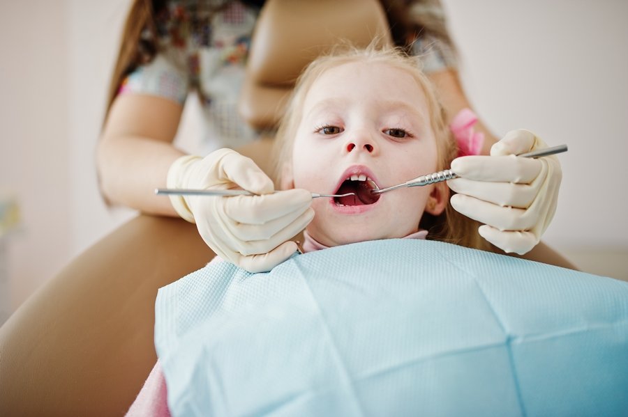 Examen bucodental en niños para evaluar posibles signos de paladar ojival y desarrollo maxilar
