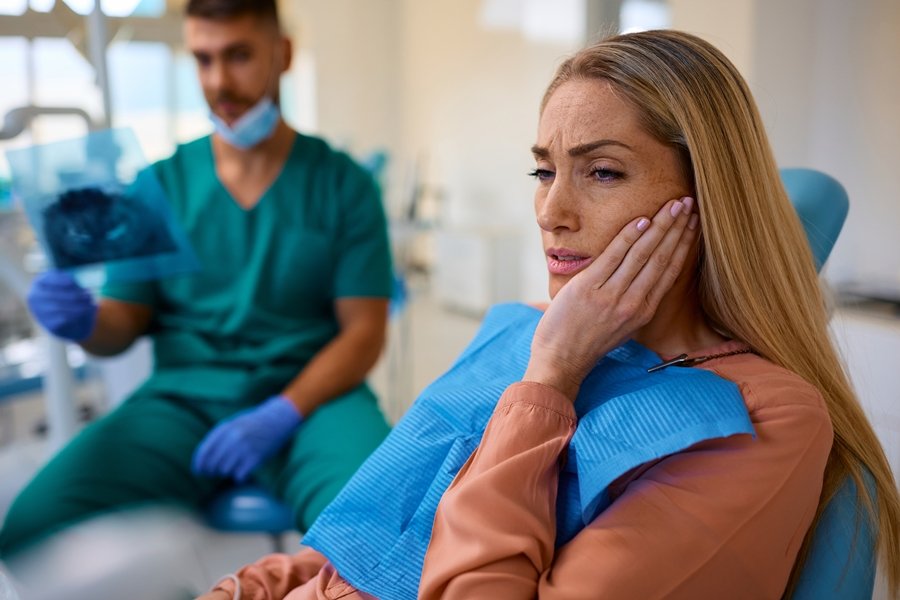 Dolor alrededor de un implante dental como signo clínico de periimplantitis.