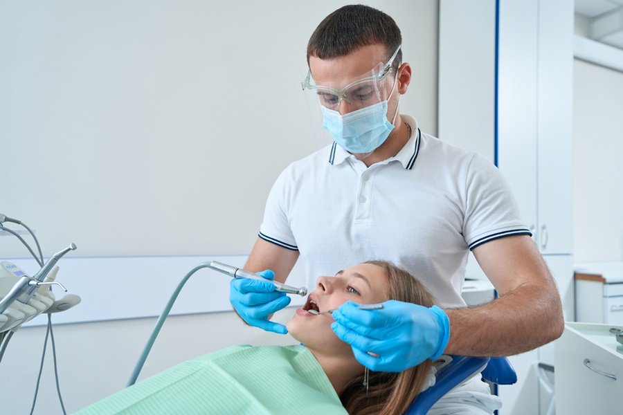 Evaluación profesional del sangrado de encías durante una consulta con especialista en salud bucodental