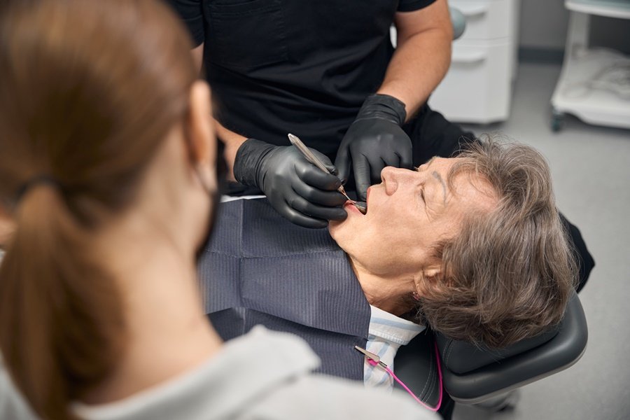 Revisión odontológica en paciente con problemas de sequedad bucal y síntomas de xerostomía.