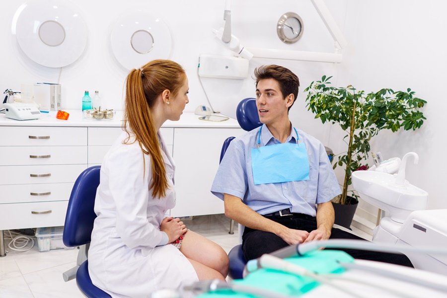 Consulta con un profesional de la odontología para evaluar causas y tratamiento de la sequedad bucal o xerostomía.