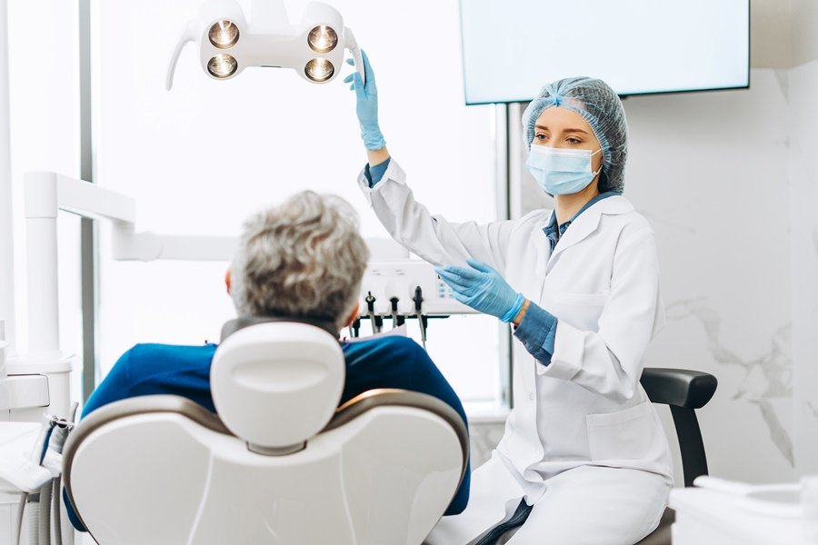 Preparación para revisión clínica en caso de retracción de encías en paciente adulto.