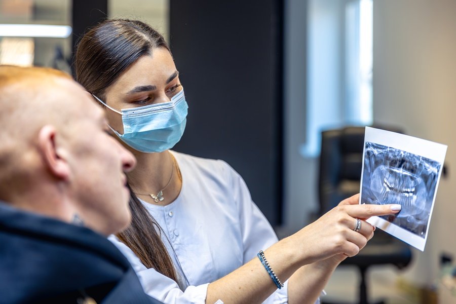Evaluación de la retracción de encías mediante radiografía en consulta odontológica.