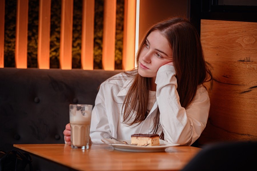 Mujer con falta de apetito por hipogeusia y disgeusia que alteran el sentido del gusto.