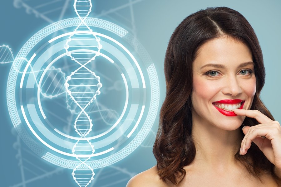 Mujer sonriente con fondo digital de ADN. La imagen simboliza el impacto de la genética en la salud dental y la predisposición a una sonrisa sana.